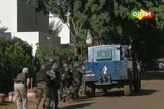K útoku v Mali se přihlásila skupina napojená na al-Káidu. Atentát měl být vzkazem pro Macrona