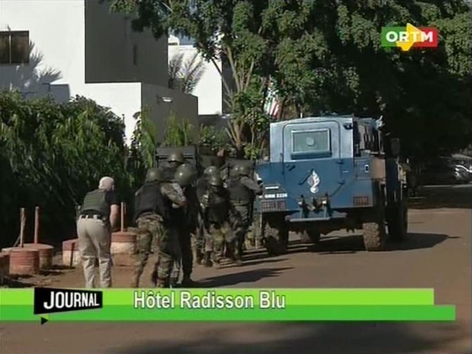 Malijská policie zasahuje proti teroristům, kteří obsadili hotel v metropoli Bamako.