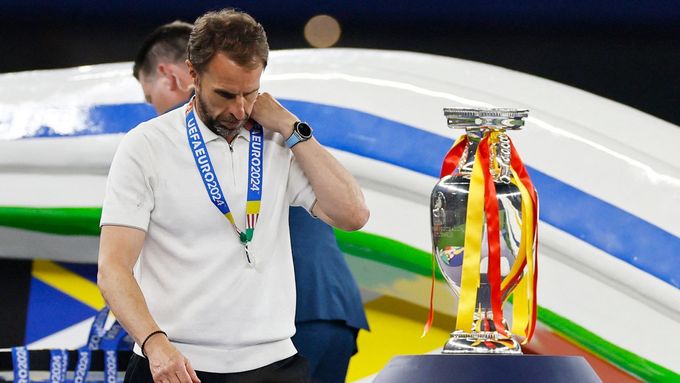 Gareth Southgate smutně prochází vedle trofeje pro vítěze po finále Eura 2024 Španělsko - Anglie