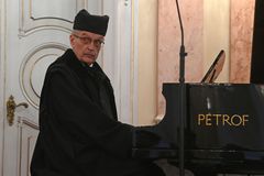 Klavírista Viklický oslavil 75 let. Převzal čestný doktorát v Olomouci