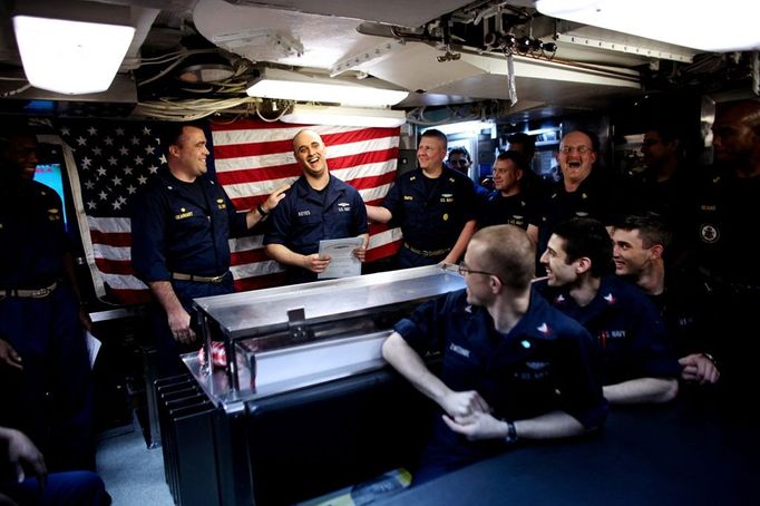 April 24, 2011 - Cape Canaveral, Florida, U.S. - -- Cape Canaveral, Fla. -- Culinary Specialist Seaman Tyler Keyes, middle, of Stillwater, Minnesota, shown with Commander John Gearhart, left, and Commander Master Chief Andy Smith, right, is congratulated after receiving his Submarine qualification pins during a Dolphin presentation in the Crew's Mess aboard the USS Annapolis (SSN 760), a S6G nuclear reactor powered fast attack submarine, sailing from Cape Canaveral on Sunday. The pins were first authorized for use in 1941. To ''Qualify Submarines,'' a submariner must possess an in-depth knowledge of ship's construction, operation, and damage control and demonstrate his reliability under battle conditions. The USS Annapolis measures 362 ft. in length and 33 ft. at the beam, a diving depth of over 400 ft., 27+ mph, 12 vertical launch missile tubes, 4 torpedo tubes ( automatický překlad do češtiny )