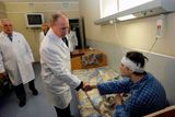 Premiér Putin zase navštívil zraněné v nemocnici.