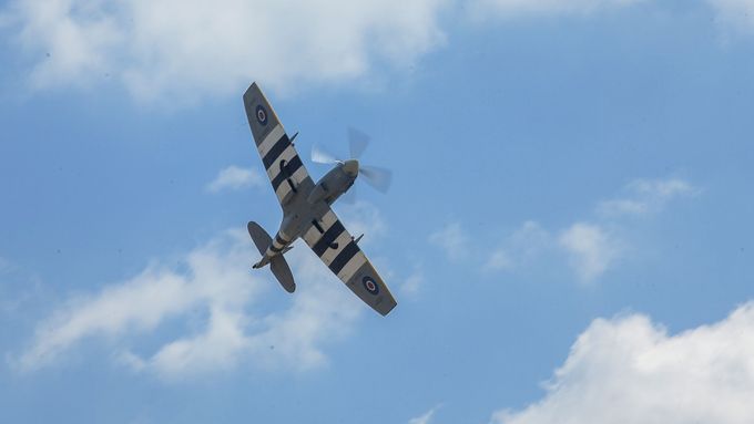 Spitfire na mladoboleslavském nebi. Černobílé pruhy na křídlech měli spojenečtí letci kvůli snadné identifikaci letounů v průběhu invaze do Normandie.