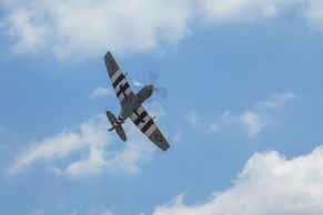 Válečný Spitfire našel letní sídlo u Plzně. Hodina letu stojí až 150 tisíc, Česko má jediného pilota
