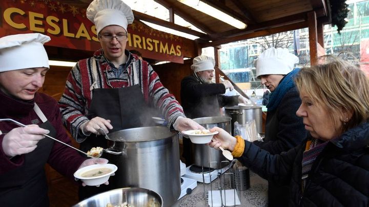 Za zpěvu koled se na Václavském náměstí servírovala rybí polévka