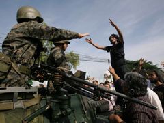 Armáda postupuje během puče k prezidentskému paláci, stoupenci prezidenta se jí snaží bránit