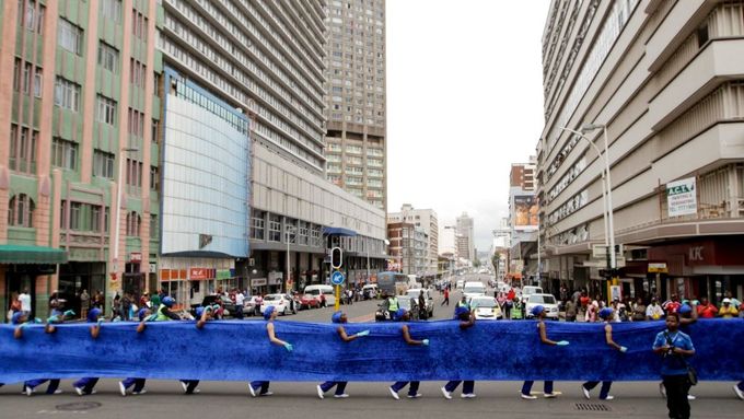 Modrá linie v Durbanu. Symbolizuje zvyšování hladiny moří kvůli globálnímu oteplování