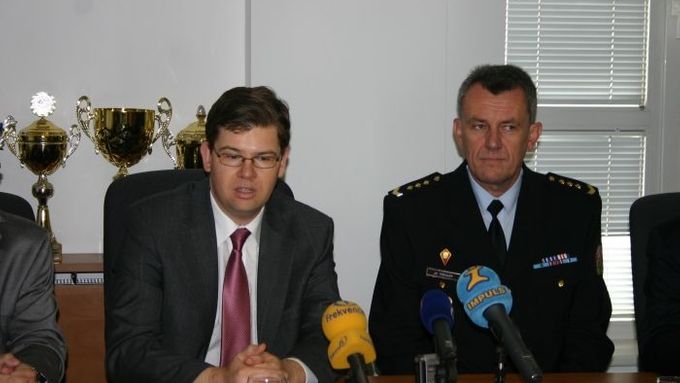 Šéf vězeňské služby Jiří Tregler (na snímku vpravo vedle ministra spravedlnosti Jiřího Pospíšila).