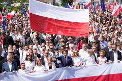 Varšavou prošly desítky tisíc lidí, aby podpořily svého favorita na prezidenta