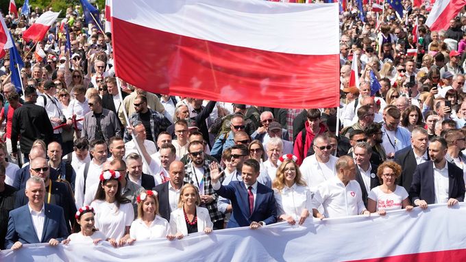 Na varšavském náměstí Ústavy se v neděli sešli příznivci Rafala Trzaskowského (v čele pochodu), kandidáta vládní strany Občanská platforma.