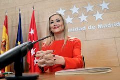 Premiérka Madridu se vzdala vysokoškolského titulu, je falešný. Rezignovat ale nehodlá