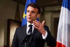 Prezident Macron ve Francii čelí kritice za to, že vypil pivo na ex