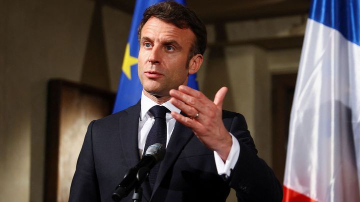Skandál francouzského prezidenta. Macron vypil pivo na ex, snesla se na něj kritika
