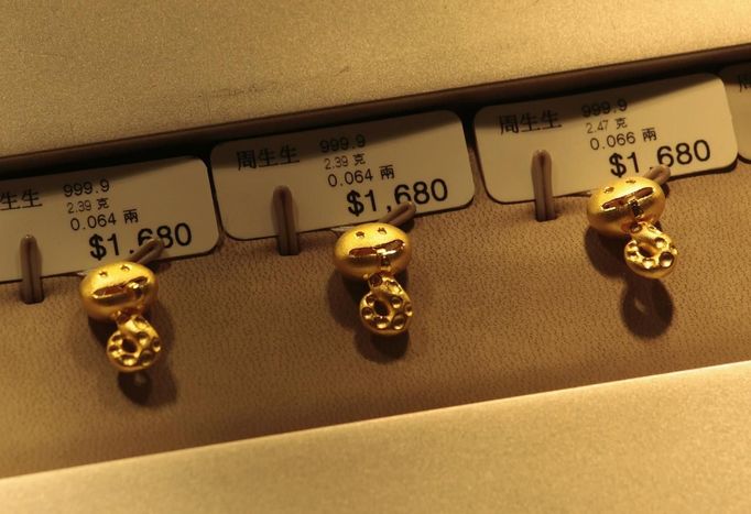 HONGKONG/ Description: 24K gold jewellery in the shape of snakes are displayed at a jewellery store in Hong Kong January 29, 2013. The Lunar New Year, also known as the Spring Festival, begins on February 10 and marks the start of the Year of the Snake, according to the Chinese zodiac. Picture taken January 29, 2013. REUTERS/Bobby Yip (CHINA - Tags: SOCIETY BUSINESS) Published: Úno. 8, 2013, 6:11 dop. HONGKONG/ Description: 24K gold jewellery in the shape of snakes are displayed at a jewellery store in Hong Kong January 29, 2013. The Lunar New Year, also known as the Spring Festival, begins on February 10 and marks the start of the Year of the Snake, according to the Chinese zodiac. Picture taken January 29, 2013. REUTERS/Bobby Yip (CHINA - Tags: SOCIETY BUSINESS) Published: Úno. 8, 2013, 6:11 dop.