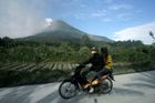 V Indonésii vybuchla sopka, úřady stěhují tisíce lidí