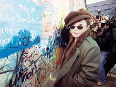 Yoko Ono v roce 2003 navštívila Lennonovu zeď v Praze.