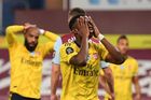 37. kolo anglické fotbalové ligy 2019/20, Aston Villa - Arsenal: Zklamaný Eddie Nketiah z Arsenalu.