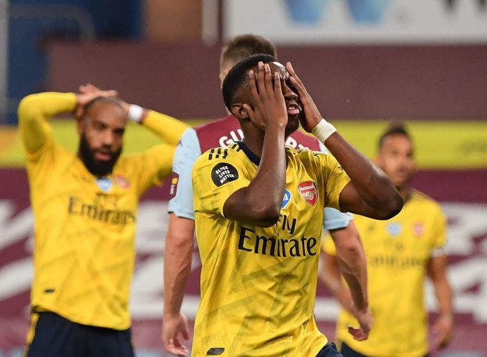 37. kolo anglické fotbalové ligy 2019/20, Aston Villa - Arsenal: Zklamaný Eddie Nketiah z Arsenalu.