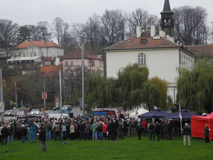 Příznivci prezidenta se 17. listopadu sešli v Praze na Klárově.