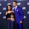 Galavečer FIFA 2017: Cristiano Ronaldo se synem Cristianem juniorem a Georginou Rodriguezovou