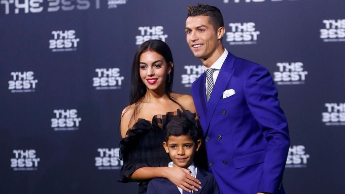 Galavečer FIFA 2017: Cristiano Ronaldo se synem Cristianem juniorem a Georginou Rodriguezovou
