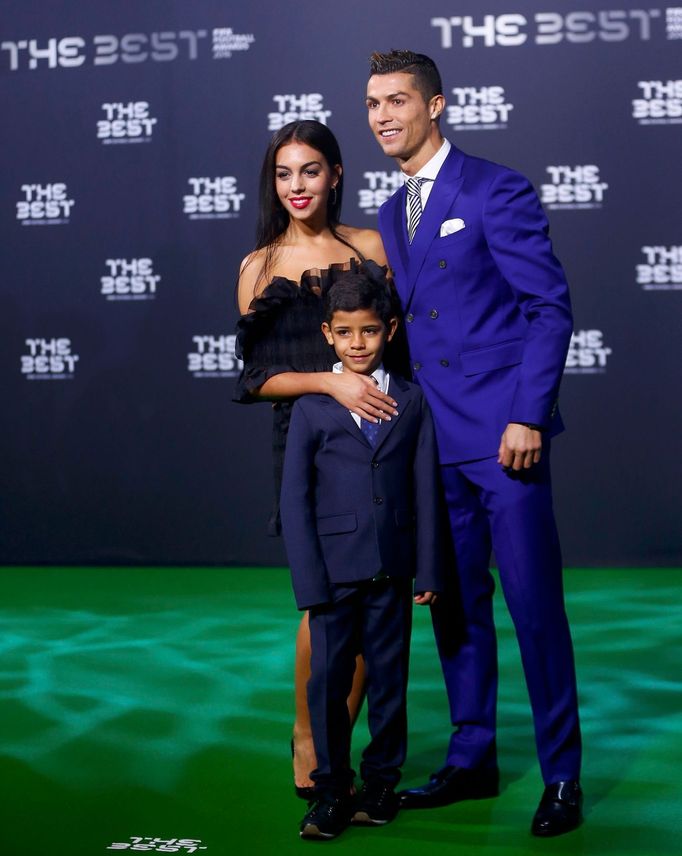 Galavečer FIFA 2017: Cristiano Ronaldo se synem Cristianem juniorem a Georginou Rodriguezovou