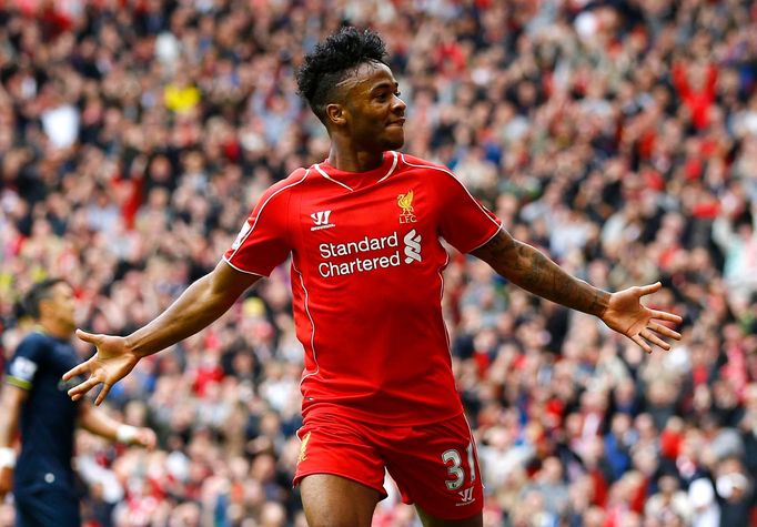 Raheem Sterling slaví gól Liverpoolu