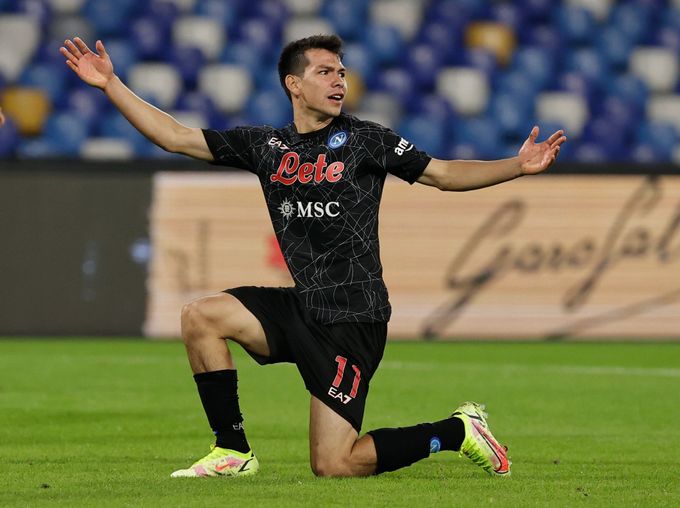 Hirving Lozano z Neapole v zápase s Boloňou