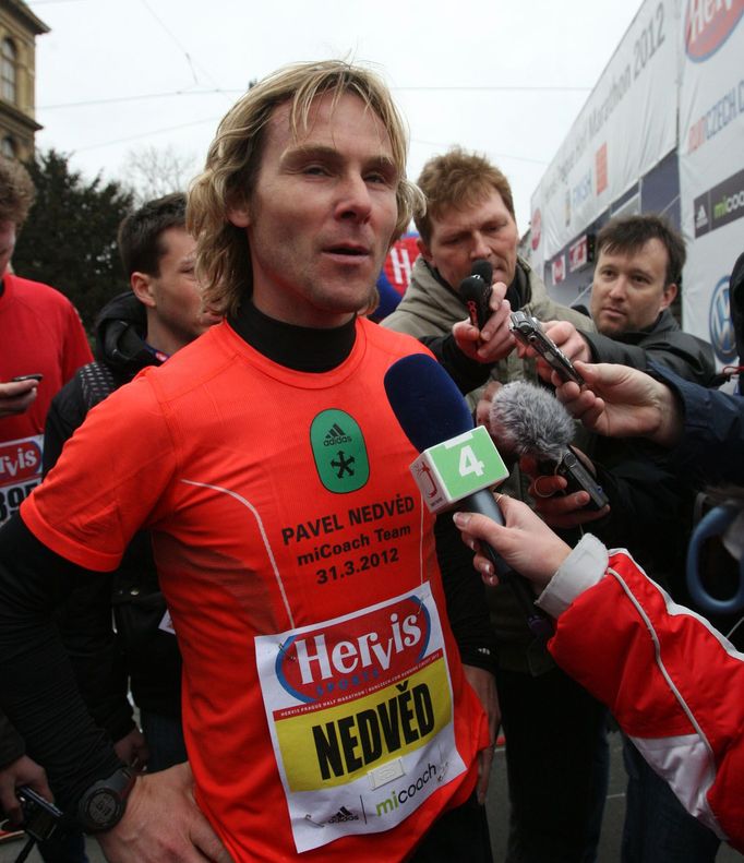 Pavel Nedvěd v cíli březnového půlmaratonu