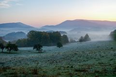 O víkendu bude slunečno hlavně na horách, většinu Česka čeká trvalá mlha a chlad