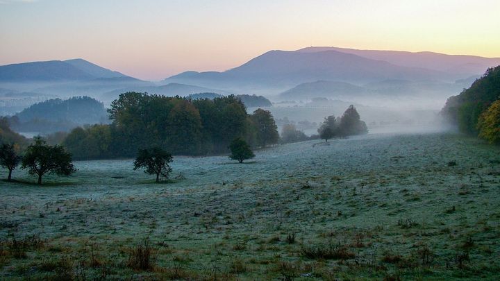 O víkendu bude slunečno hlavně na horách, většinu Česka čeká trvalá mlha a chlad