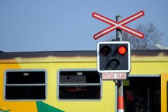 Na Nymbursku se střetl vlak s autem, které zůstalo na přejezdu. Nehoda se obešla bez zranění