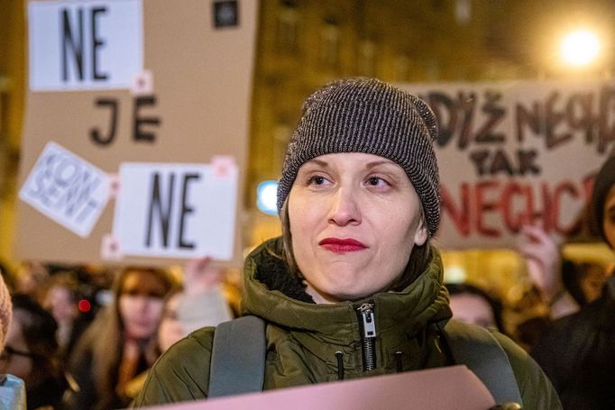 Demonstrace za spravedlnost pro oběti sexuálního násilí před Ministerstvem spravedlnosti.