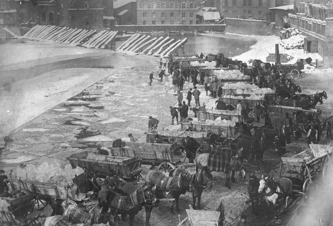 Ledaři na vltavském nábřeží u Šítkovských mlýnů. Rok 1900