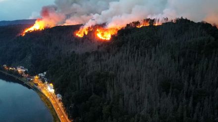 Ošlejšek: Hasiči nemůžou do centra požáru. Situaci by měla řešit letadla z Itálie