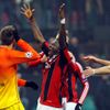 Liga mistrů, AC Milán - Barcelona: Sulley Muntari (uprostřed) slaví