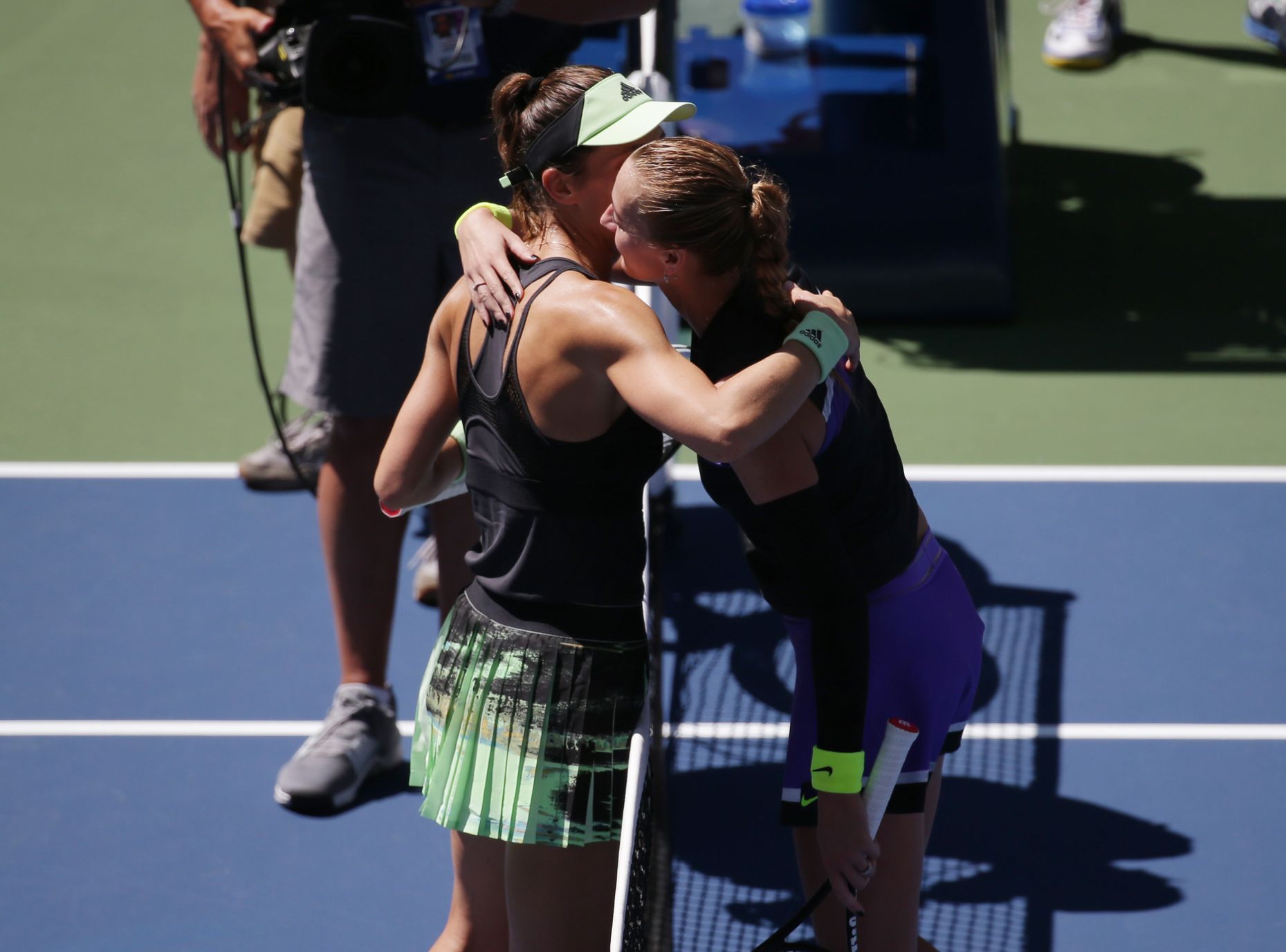 Andrea Petkovicová a Petra Kvitová po zápase 2. kola US Open 2019