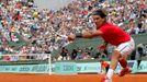 Španělský tenista Rafael Nadal dobíhá míček v utkání s Uzbekem Denisem Istominem během 2. kola French Open 2012.