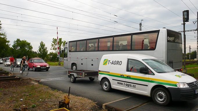 Neukázněnost nervózních řidičů v hustém provoz už několikrát uvěznila auto mezi závorami