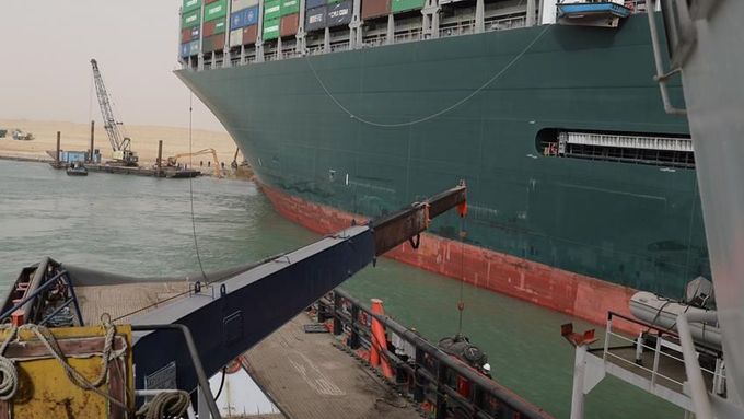 Kontejnerová loď Ever Given zablokovala Suezský průplav v Egyptě.