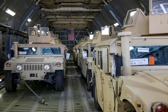 Na Ukrajinu dorazila první dodávka armádních vozidel Humvee z USA.