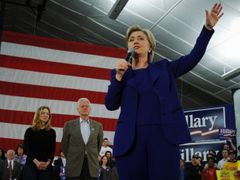 Hillary Clintonovu podpořili v kampani i její manžel, bývalý prezident Bill Clinton s dcerou Chelsea
