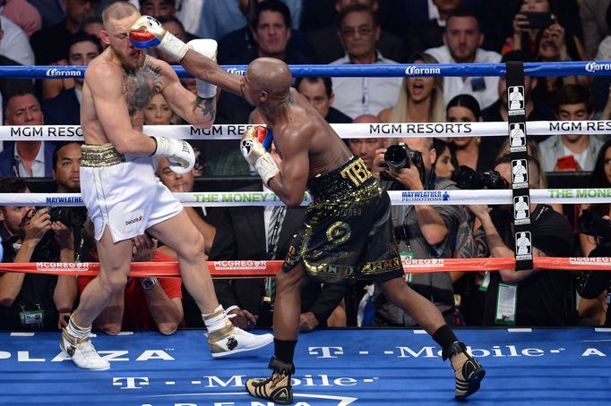 Fotografie ze zápasu Floyd Mayweather vs. Conor McGregor.