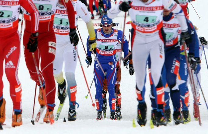 Český reprezentant Aleš Razým (uprostřed, s číslem 6) zazářil v úterý v individuálním sprintu volnou technikou, když se dostal do finále. Ve sprintu dvojic se mu tento úspěch s kolegou Martinem Jakšem zopakovat nepodařilo.