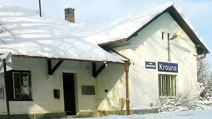 Původní podoba nádraží v obci Krouna, které Správa železnic zdemolovala.