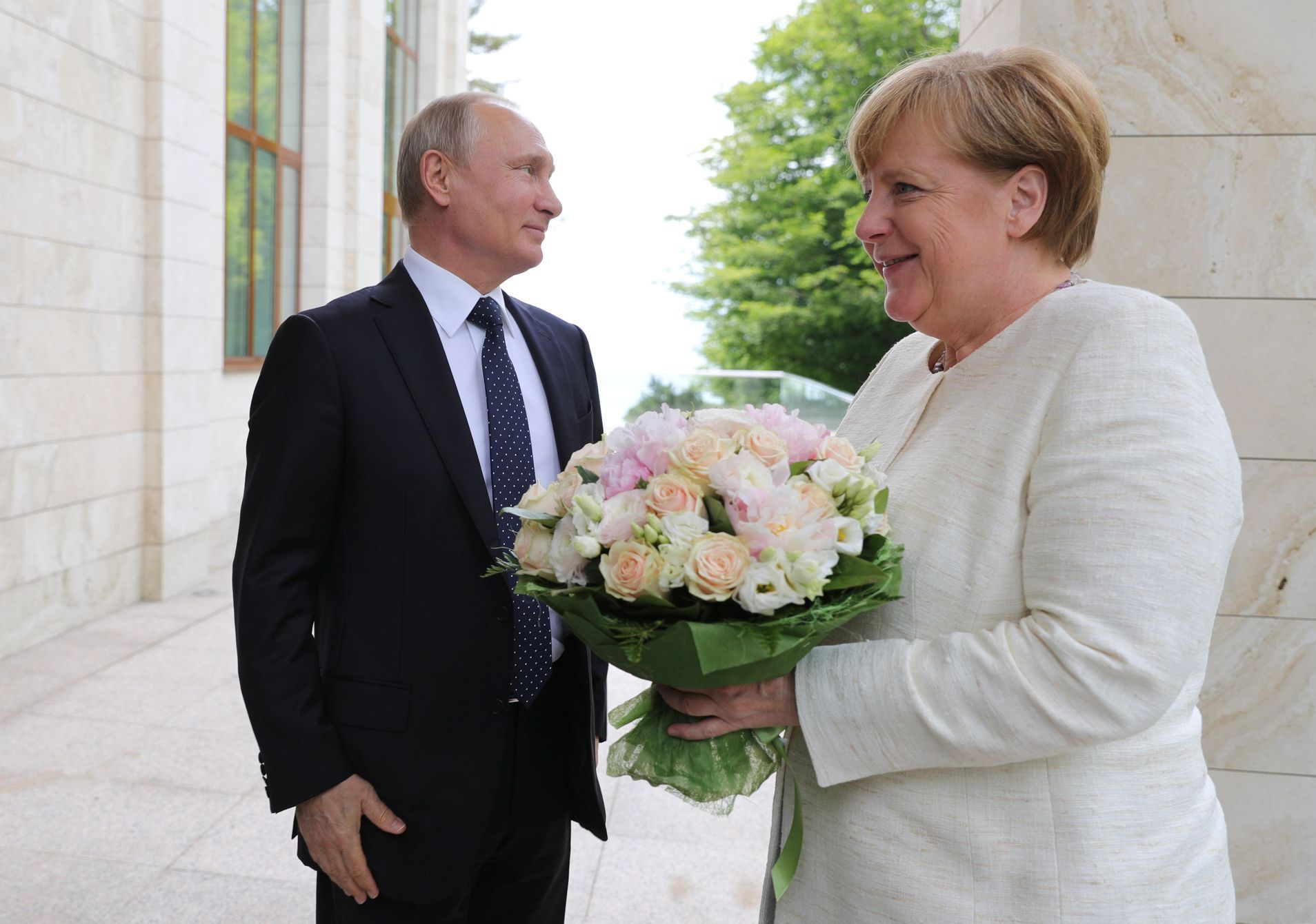 Vladimir Putin v pátek přijal Angelu Merkelovou v Soči.