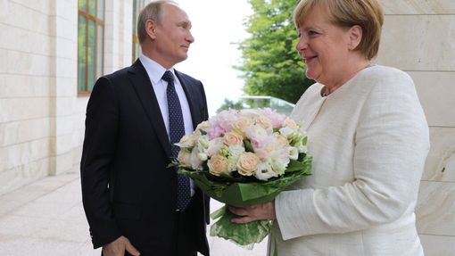 Vladimir Putin v pátek přijal Angelu Merkelovou v Soči.