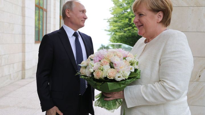 Angela Merkelová dopsala paměti. V ústraní čelí kritice za své postoje k Putinovi