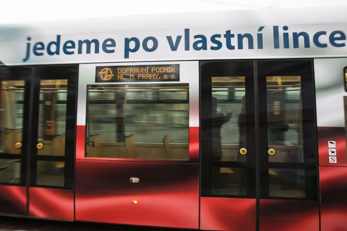 Vyzdobená tramvaj k třicátému výročí zvolení Václava Havla prezidentem.