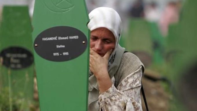 Bosenská muslimka vzpomíná na hřbitově v Potočari.